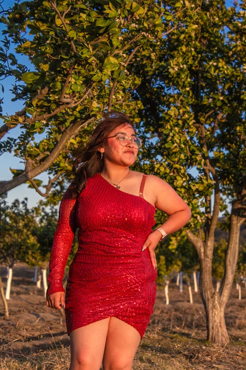 Genç erkek müşteri portresi, siyah beyaz, memnun ifade